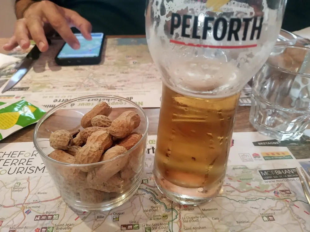 Cerveza Bretona Con Cacahuetes de Aperitivo